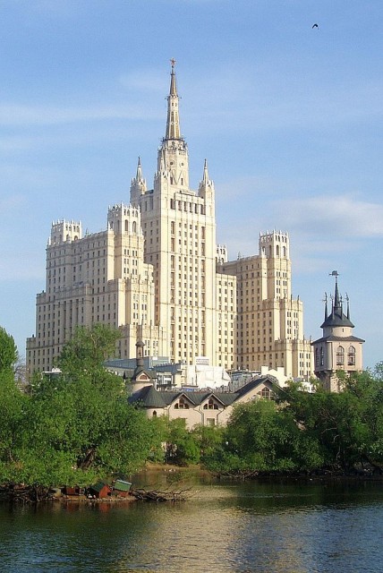 Il grattacielo di Stalin in piazza Kudrinskaya